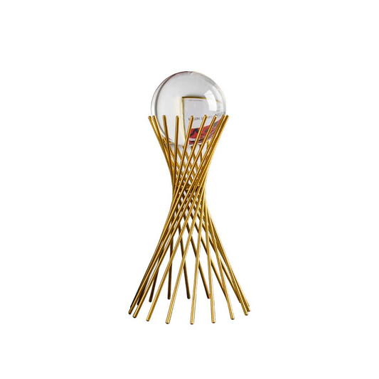 Adorno dorado con bola de vidrio